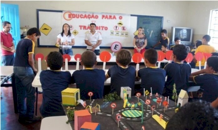 Governo vai incluir disciplina de educação no trânsito em escolas de Goiás