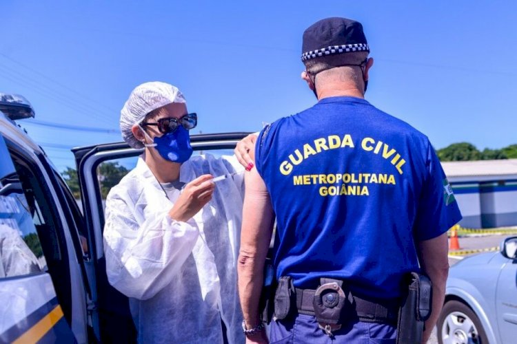 64% dos policiais, guardas e bombeiros tomaram vacina contra covid em Goiás