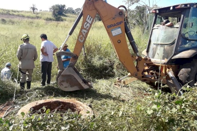 Bombeiros tiram vaca de uma cisterna em Carmo do Rio Verde