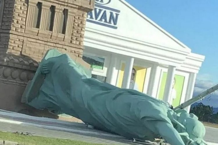 Ciclone no Rio Grande do Sul derruba estátua da loja da Havan