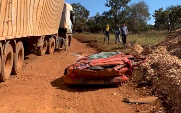 Casal desce do carro para buscar filha minutos antes de carreta tombar e esmagar veículo em Alexânia