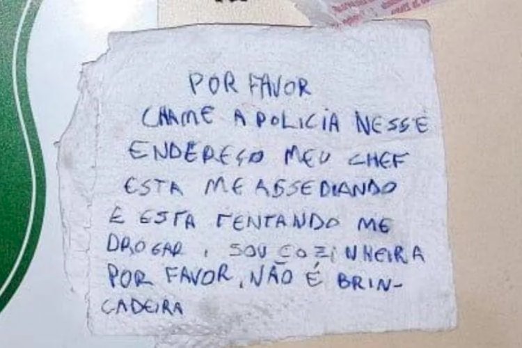 Jovem pede socorro em guardanapo após ser assediada pelo chefe: 'Por favor, não é brincadeira'