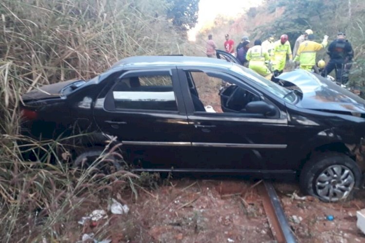 Em Goiás: Homem fica ferido após carro capotar e cair em linha de trem