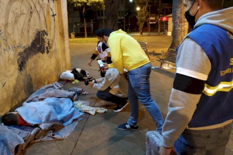 Pessoas em situação de rua recebem cobertores para enfrentar frio de 7ºC em Goiânia