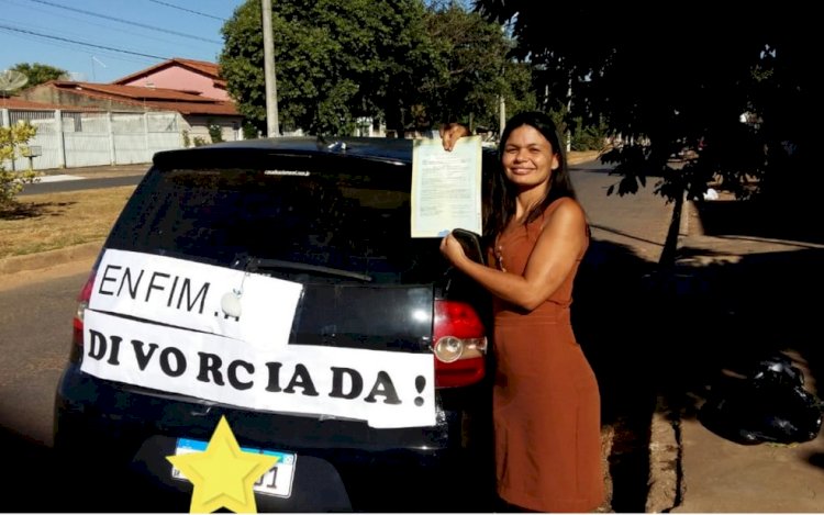 Professora coloca faixa 'enfim divorciada' em carro para comemorar separação e viraliza nas redes sociais: 'Me libertei'