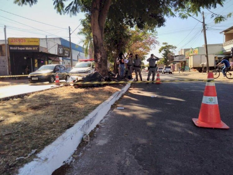 Em Goiás: Motociclista morre após perder controle de direção e bater em árvore