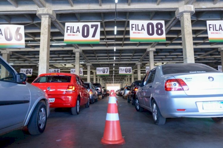 Drive thru tem fila quilométrica no 2º dia de distribuição de senhas para vacinação