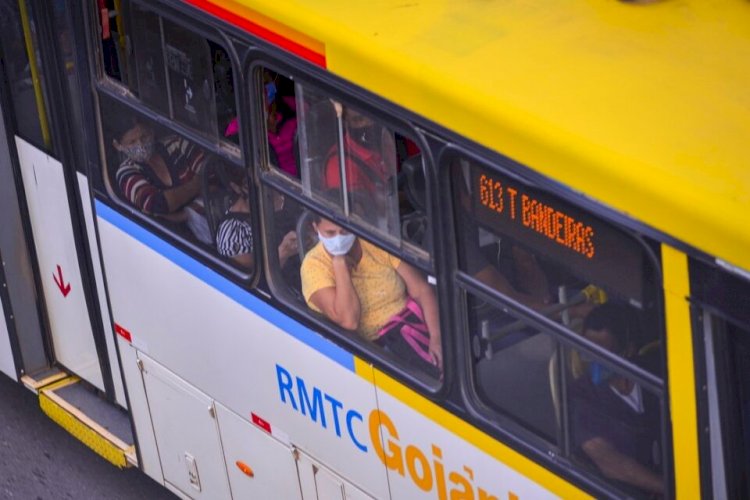 Usuários dos transporte relatam aglomerações em 1º dia sem embarque prioritário