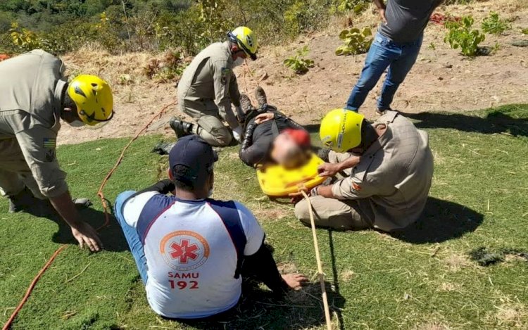 Em Jaraguá, piloto de parapente cai pouco depois da decolagem e é resgatado por bombeiros