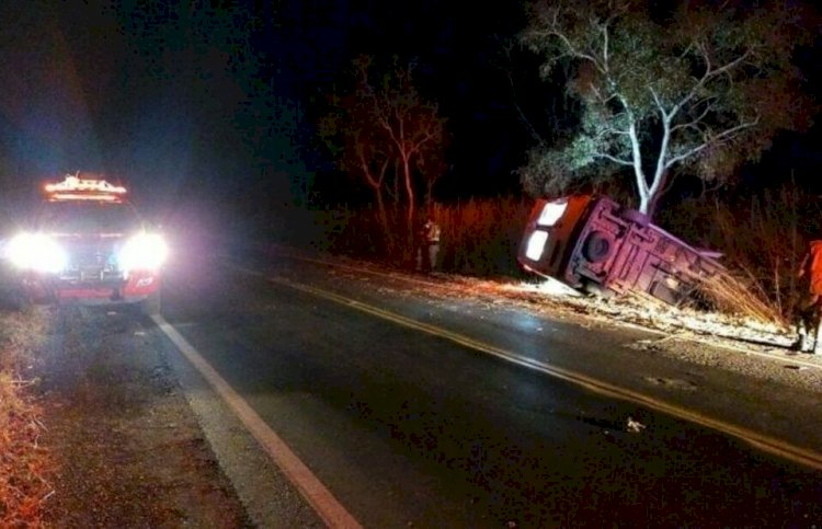 Em Goiás: Ambulância com paciente e médica capota na GO-330