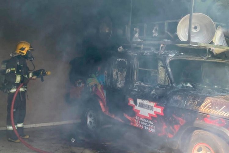 Em Goiás: Bombeiros combatem incêndio em carro dentro de garagem