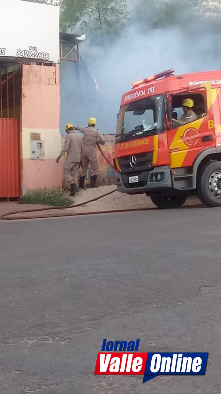 Bombeiros são acionados às presas para controlar incêndio criminoso na entrada da ponte velha em Rialma ao lado do Lava-jato do Tota