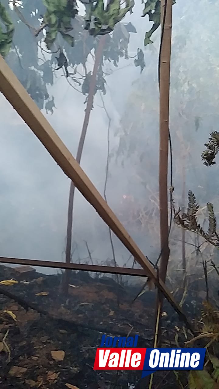 Bombeiros são acionados às presas para controlar incêndio criminoso na entrada da ponte velha em Rialma ao lado do Lava-jato do Tota