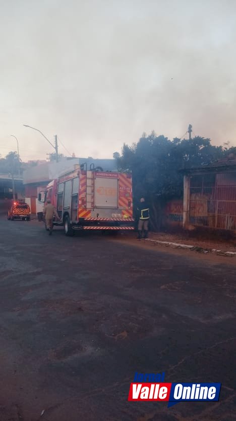 Bombeiros são acionados às presas para controlar incêndio criminoso na entrada da ponte velha em Rialma ao lado do Lava-jato do Tota