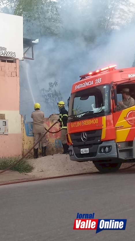 Bombeiros são acionados às presas para controlar incêndio criminoso na entrada da ponte velha em Rialma ao lado do Lava-jato do Tota