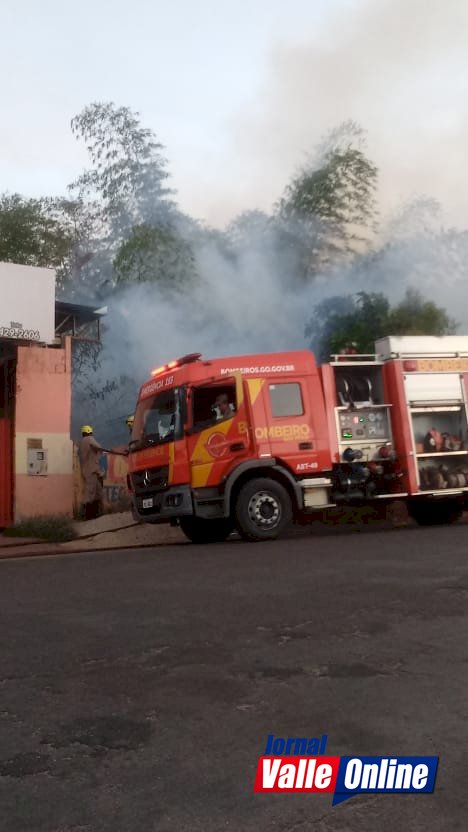 Bombeiros são acionados às presas para controlar incêndio criminoso na entrada da ponte velha em Rialma ao lado do Lava-jato do Tota