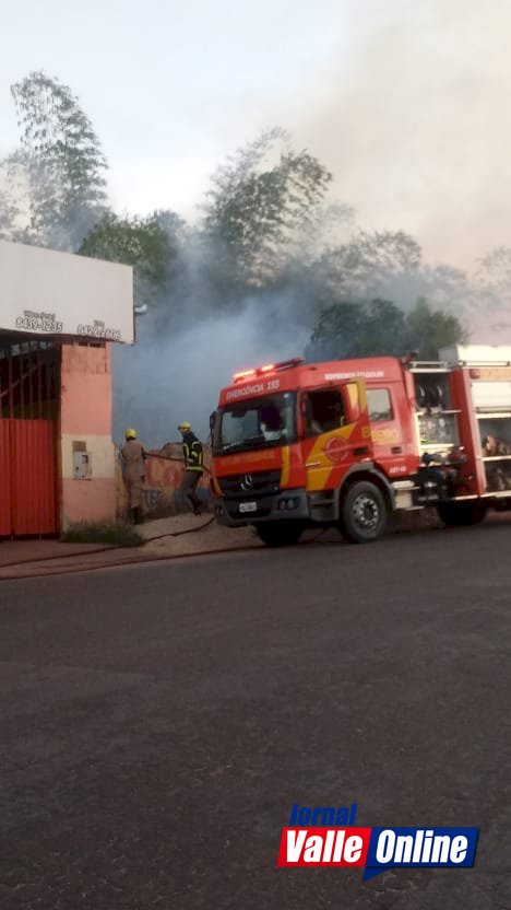 Bombeiros são acionados às presas para controlar incêndio criminoso na entrada da ponte velha em Rialma ao lado do Lava-jato do Tota