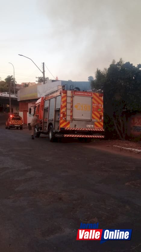 Bombeiros são acionados às presas para controlar incêndio criminoso na entrada da ponte velha em Rialma ao lado do Lava-jato do Tota