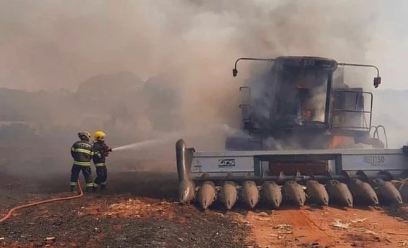 Bombeiros controlam fogo em colheitadeira em São Francisco às margens da BR-153