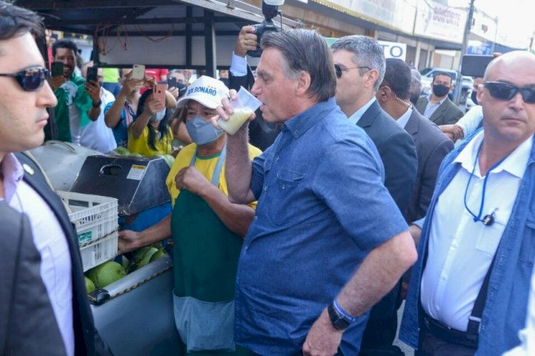 Bolsonaro provoca aglomeração com apoiadores na Assembleia de Deus Campinas, em Goiânia