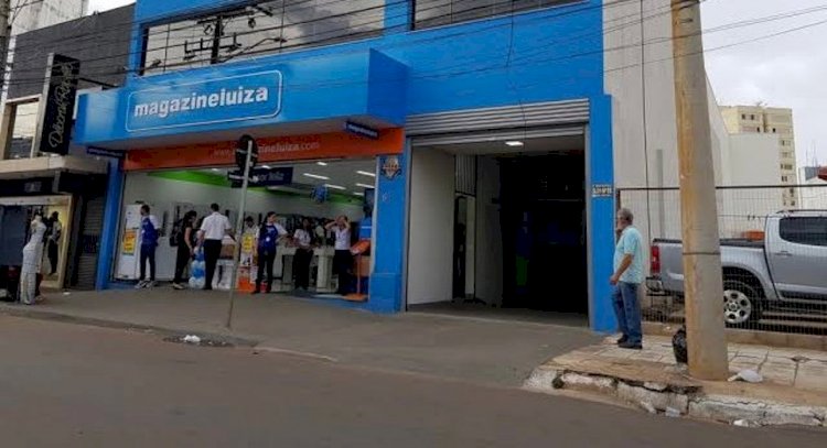 Em Goiás: Cliente insatisfeito arremessa aparelho contra vendedor e provoca confusão em loja