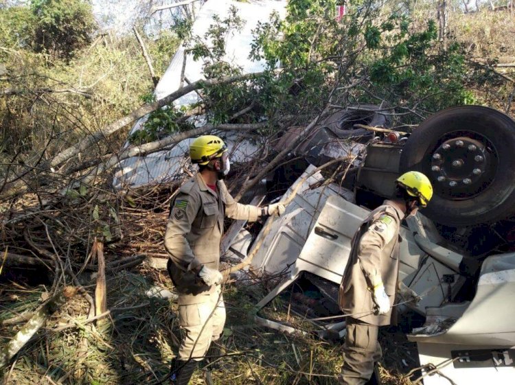 Motoristas morrem em acidente entre caminhões na BR-153, em Uruaçu