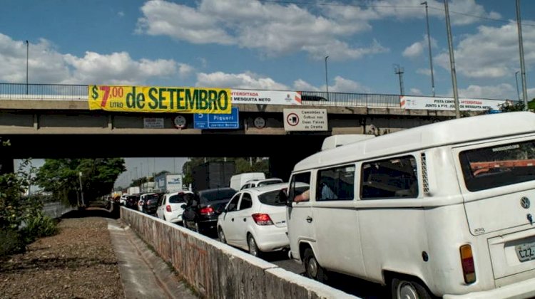 Gasolina a R$ 7 vira trocadilho com 7 de setembro em faixas pelo Brasil