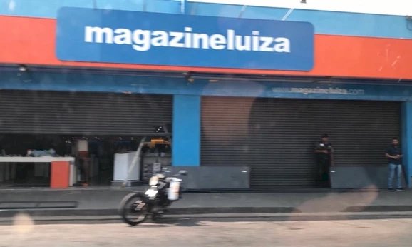 Criminosos invadem Magazine Luiza em Jaraguá e furtam notebooks e TVs