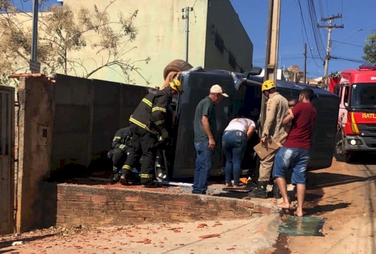 Em Goiás: Motorista fica ferido após capotamento, xinga médicos e foge do hospital