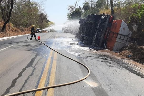 Risco de explosão: Caminhão carregado com álcool etílico tomba na BR-153 e Corpo de Bombeiros é acionado