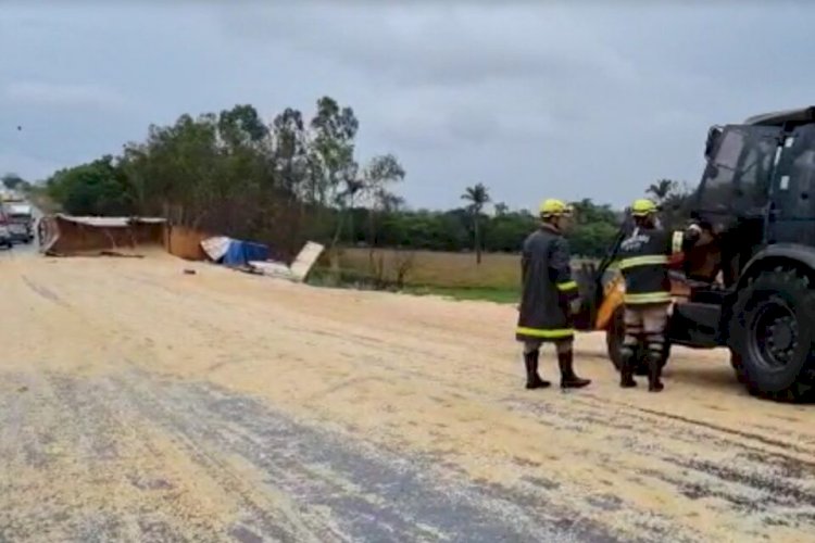 Carreta tomba em Rialma, deixa motorista morto e soja espalhada pela BR-153