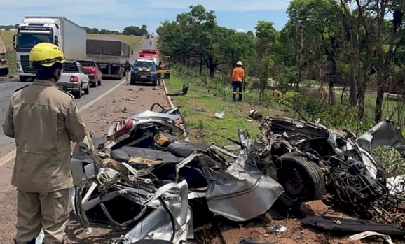 Em Goiás: Condutor morre após ser arremessado para fora do veículo em acidente na BR-153