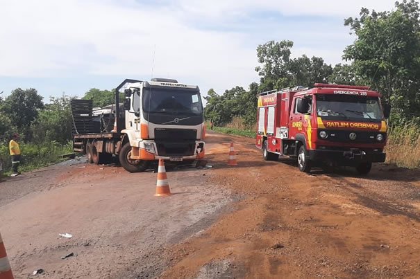 Corpo de Bombeiros é acionado para atender ocorrência de acidente de trânsito na BR-153 envolvendo 3 caminhões