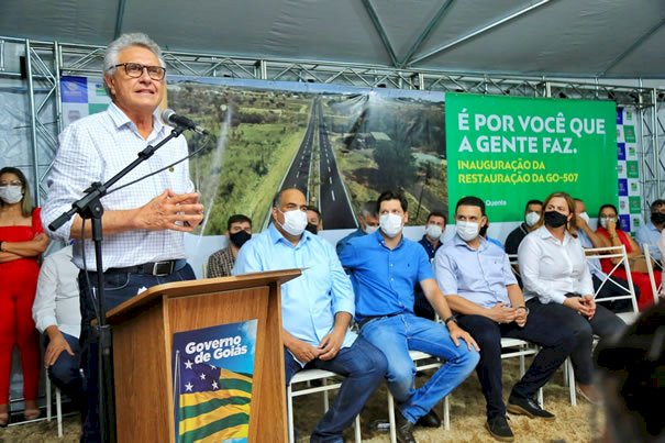 Em Rio Quente, Caiado inaugura reconstrução de asfalto na GO-507 e concede Chromebooks para estudantes da 3° série do Ensino Médio