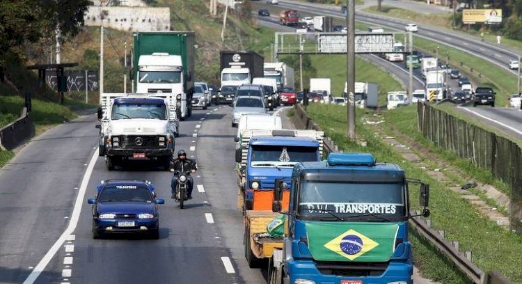 Mesmo com adesão menor, caminhoneiros mantêm greve