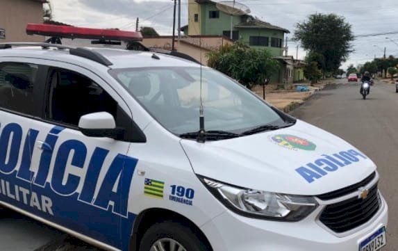 Em Goiás: Homem com moto roubada, troca tiros com a PM, e ainda troca de roupa durante a fuga