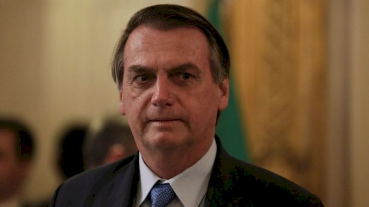 Bolsonaro concede medalha de mérito científico a si mesmo