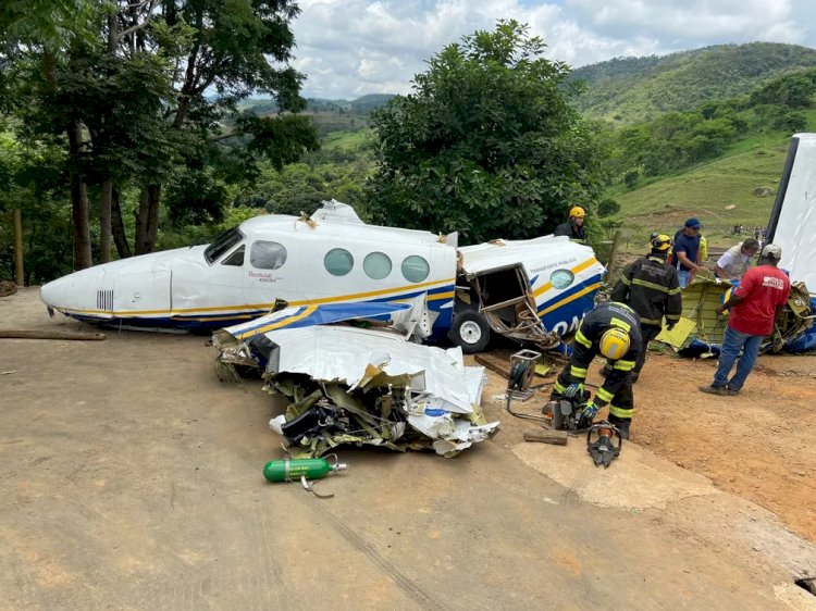 Puxado por guindaste, avião que caiu com Marília Mendonça será levado para o Rio de Janeiro