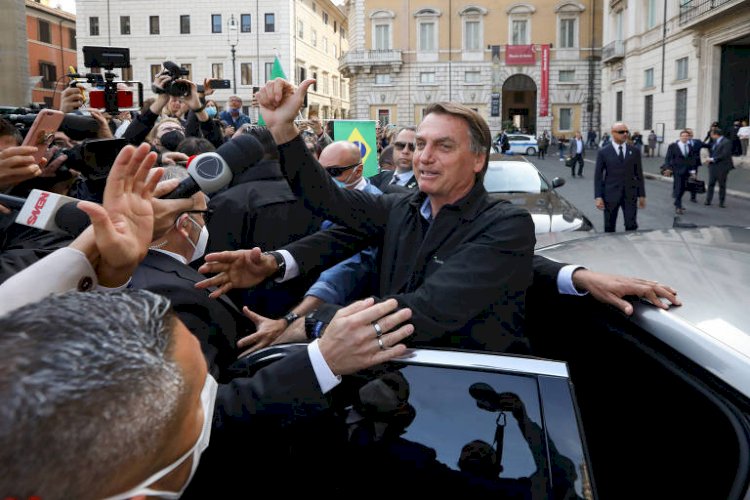 Bolsonaro mente e nega que tenha havido agressão a jornalistas em Roma