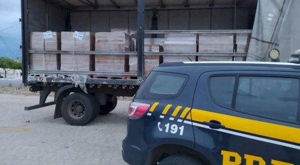 Carga com 17 mil garrafas de vodka que saiu de Anápolis, é apreendida em Pernambuco