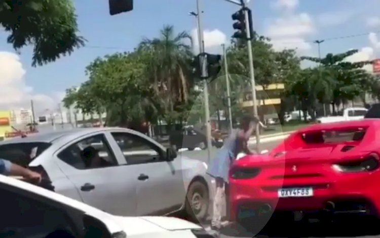 Em Goiás: Empresário diz que mulher arranhou Ferrari com faca após filho falar que não tinha dinheiro para doar na hora