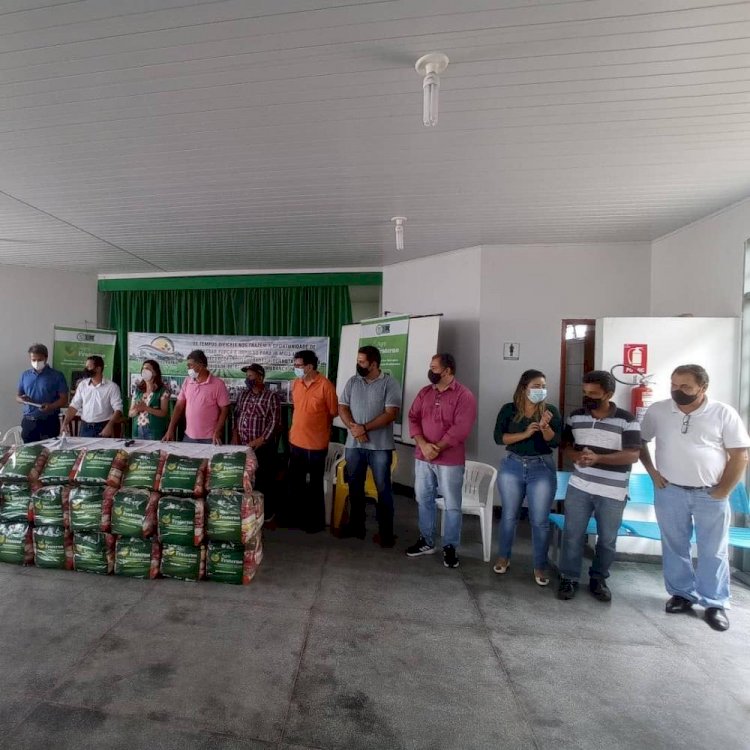 Prefeitura de Ceres entrega cestas básicas para famílias de produtores rurais