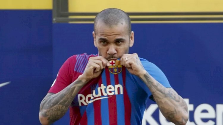 Daniel Alves é apresentado no Barça e diz que jogaria até de graça no clube