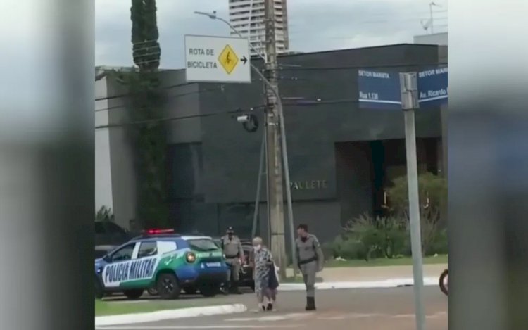 PM ajuda idosos a atravessarem avenida em Goiânia e viraliza nas redes sociais