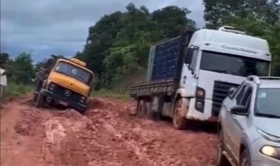 Caminhoneiros atolam em trechos sem asfalto da BR-070 que passa por Jaraguá