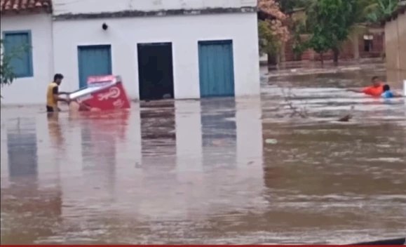 Rio dos Peixe transborda e provoca alagamento em Lagolândia em Pirenópolis