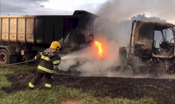 Bombeiros controlam fogo em carreta carregada com calcário em Goianésia