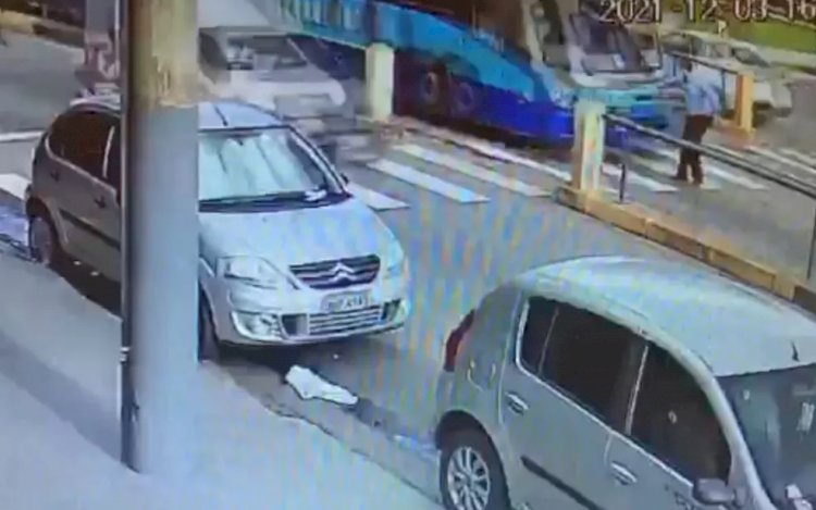 Vídeo mostra quando idoso é atropelado por ônibus em faixa de pedestres, em Goiás.