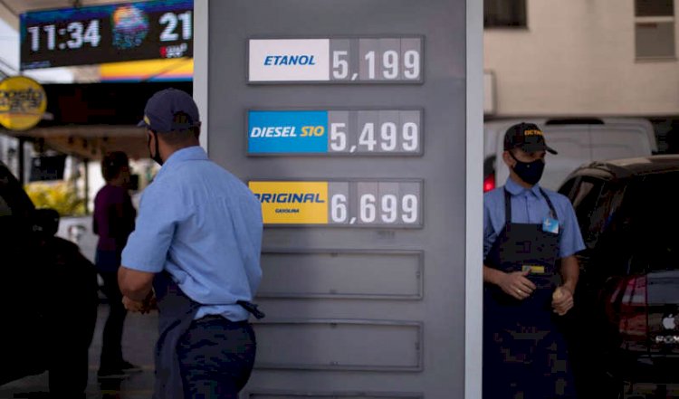 Petrobras anuncia redução no preço da gasolina nas refinarias a partir de quarta-feira