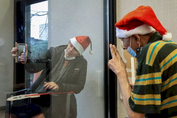 Abraço no Papai Noel, teste para convidados, máscara na ceia? Como a ômicron e a gripe podem afetar o Natal e o réveillon